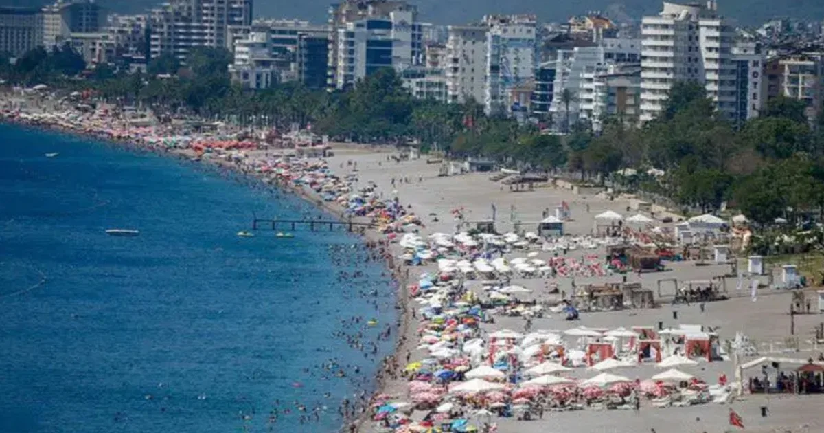 Antalya'da Termometreler 44 Dereceyi Gördü: Sıcak Hava Tatilcileri Sahile Çekti