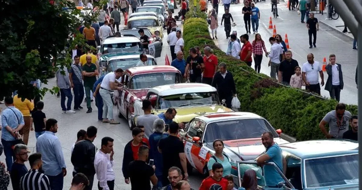 Çorum'da Nostaljik Yolculuk: Klasik Otomobiller Festivalde Göz Kamaştırdı