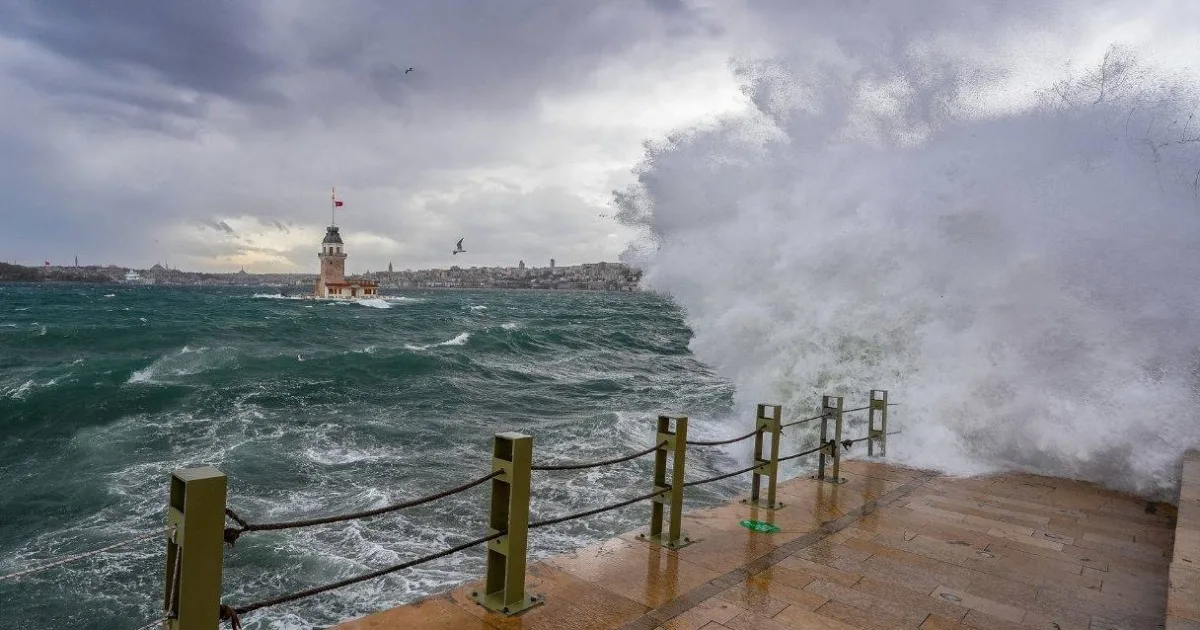 İstanbul'da Şiddetli Fırtına: Sahiller Boşaldı, Görüş Mesafesi Düştü, Deniz Yasakları Geldi