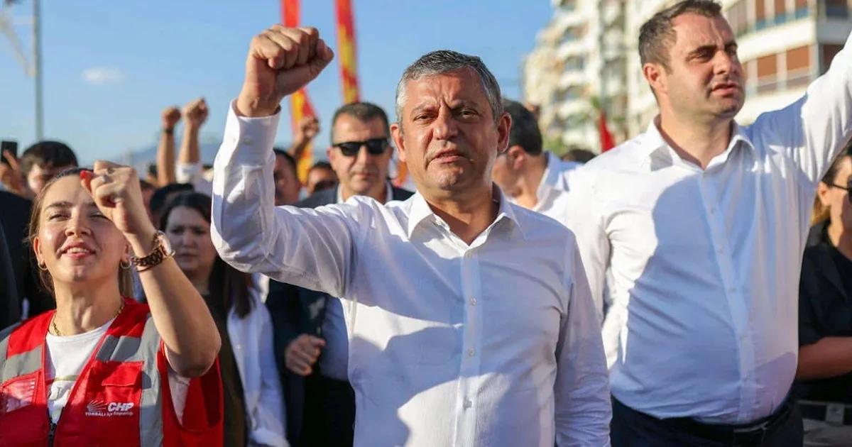 Özgür Özel’in yol ayrımı: Riskler ve tercihler