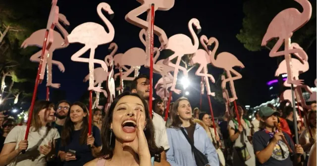 Flamingolar otokratlara karşı*
