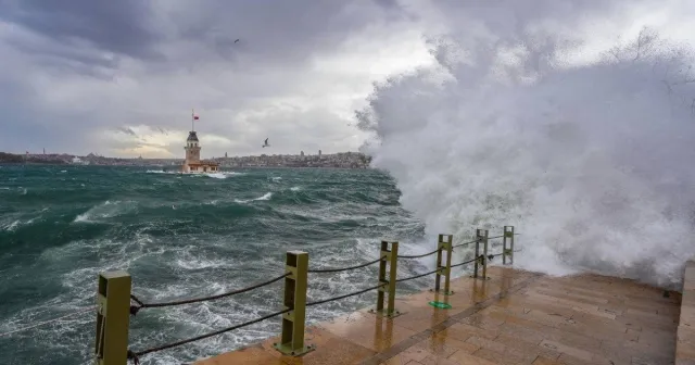 İstanbul'da Şiddetli Fırtına: Sahiller Boşaldı, Görüş Mesafesi Düştü, Deniz Yasakları Geldi