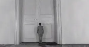 Demokrasi kapının dışında beklerken