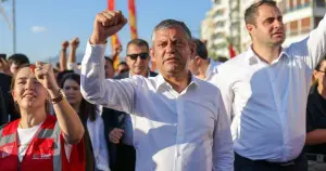 Özgür Özel’in yol ayrımı: Riskler ve tercihler