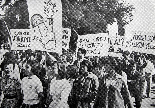 Cumhuriyetin yüz yılında ordu ve demokrasi: Bazı açıklama çerçeveleri