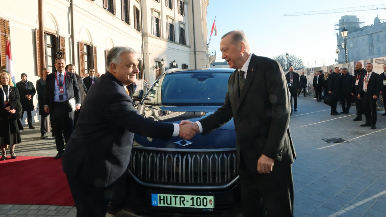 Erdoğan, Orban'a TOGG hediye etti.