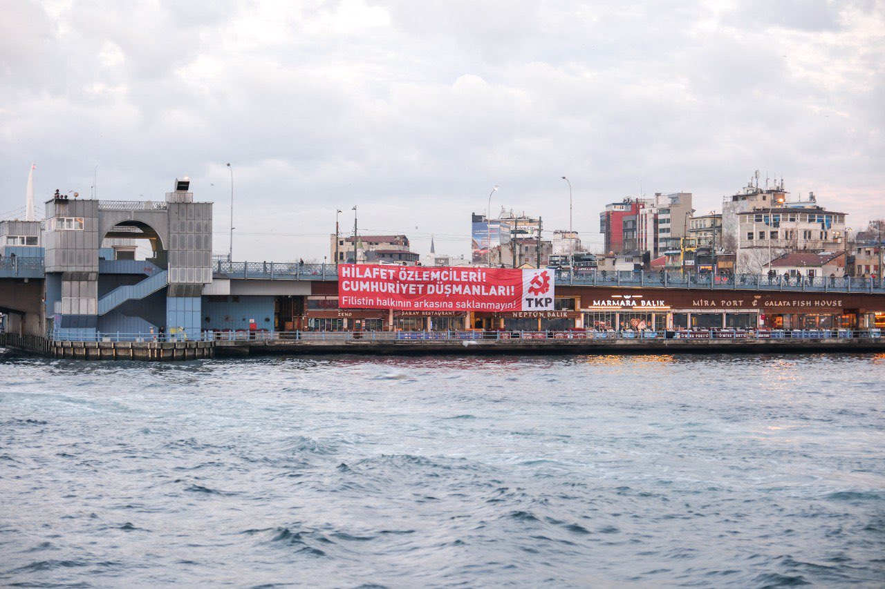 TKP Galata Köprüsü’ne cumhuriyet pankartı astı