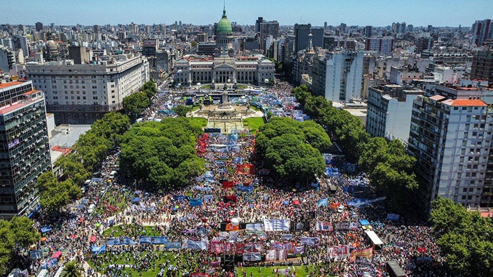 Arjantin'de binlerce kişi genel grev kapsamında hükümeti protesto etti