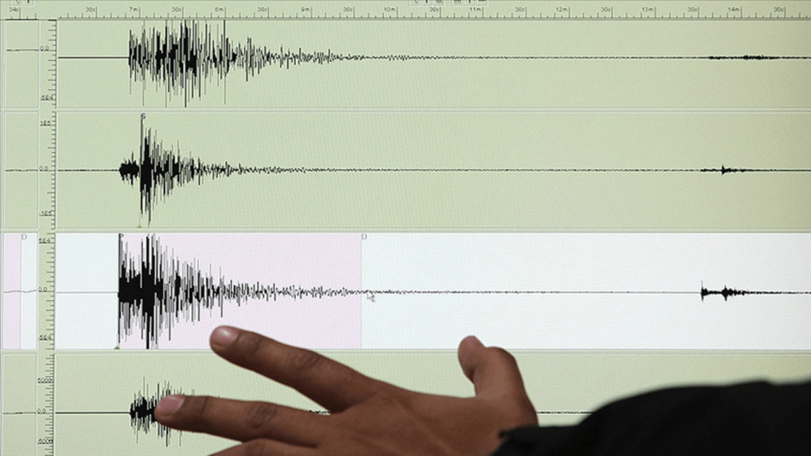 İzmir'de 4.2 büyüklüğünde deprem