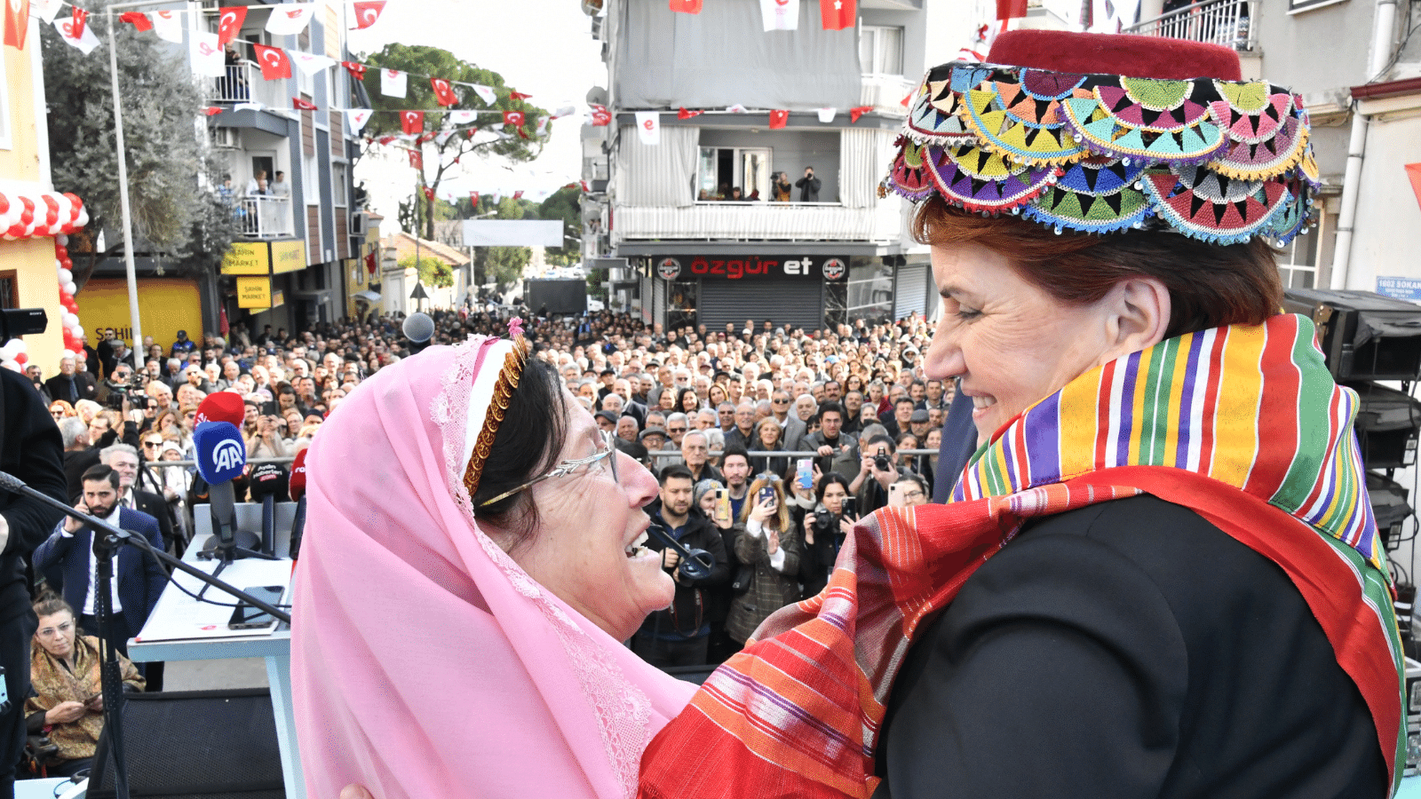 Meral Akşener: "İYİ Parti iki tarafa da vuruyor"