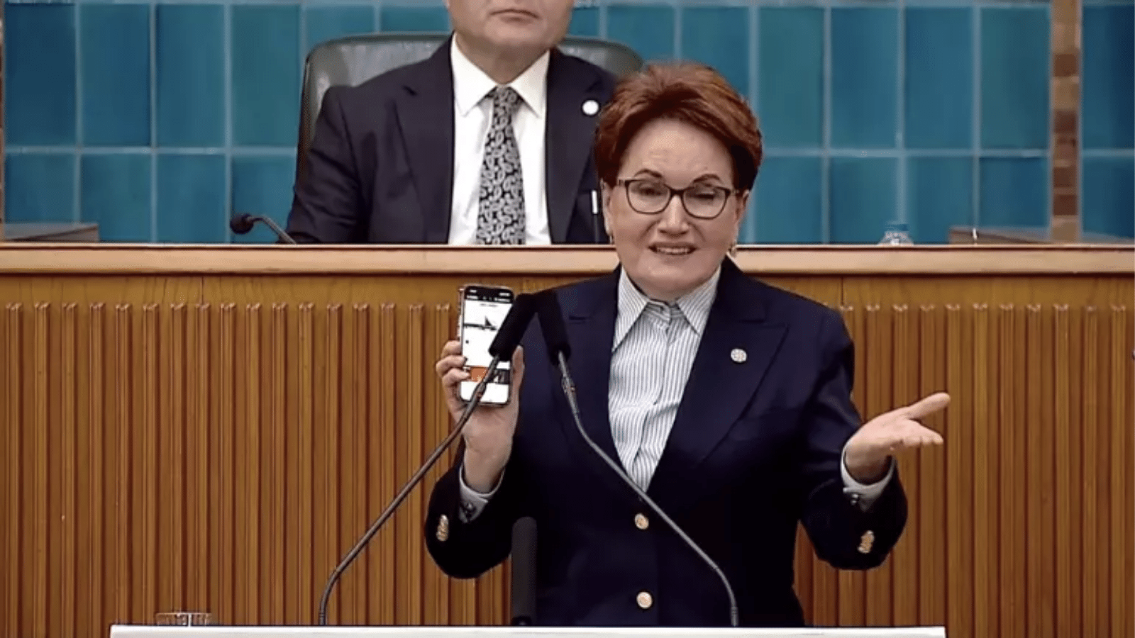 Merak Akşener partisinin grup toplantısında konuşurken ağladı