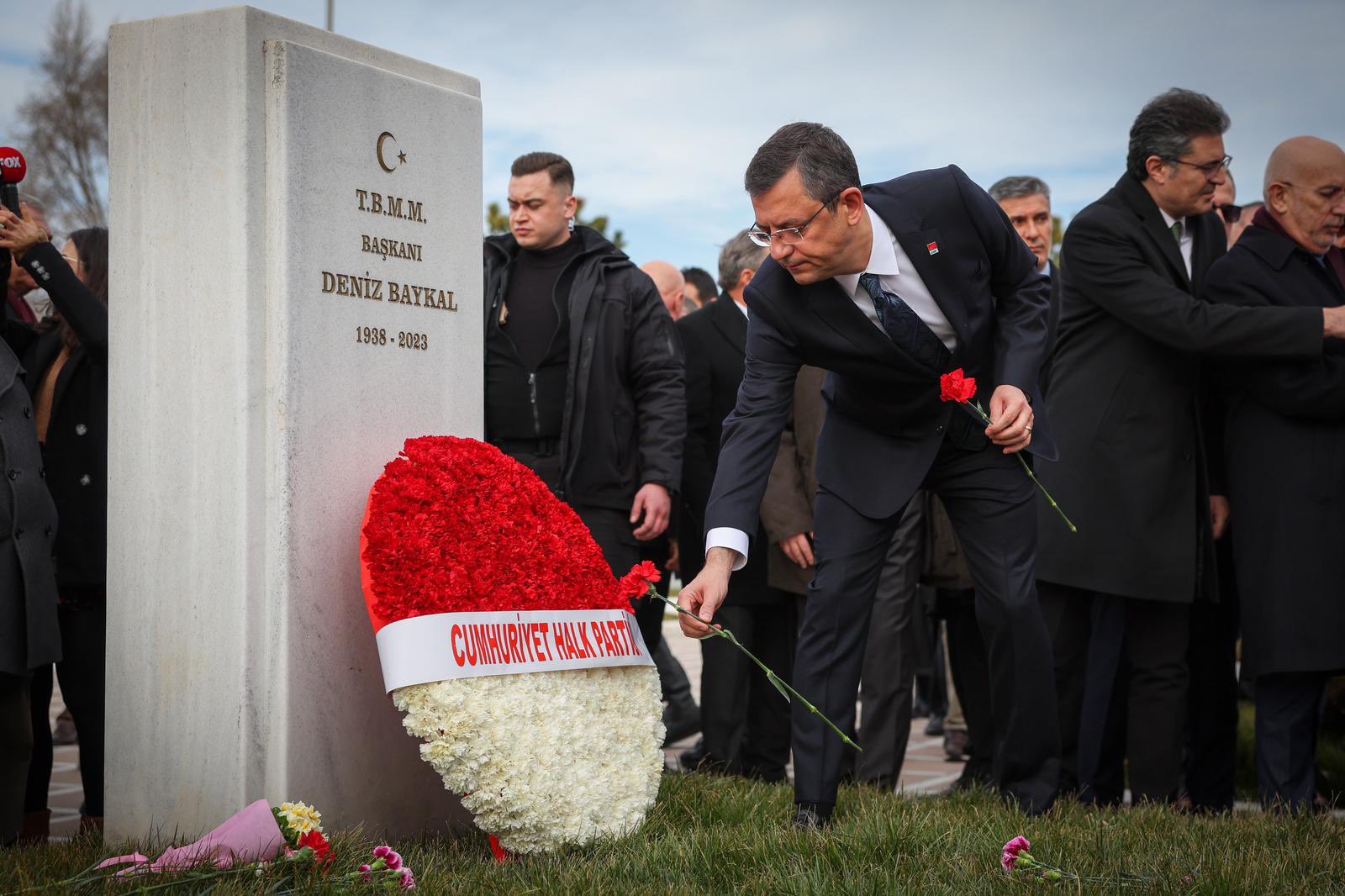 Özgür Özel, Deniz Baykal'ı mezarı başında andı