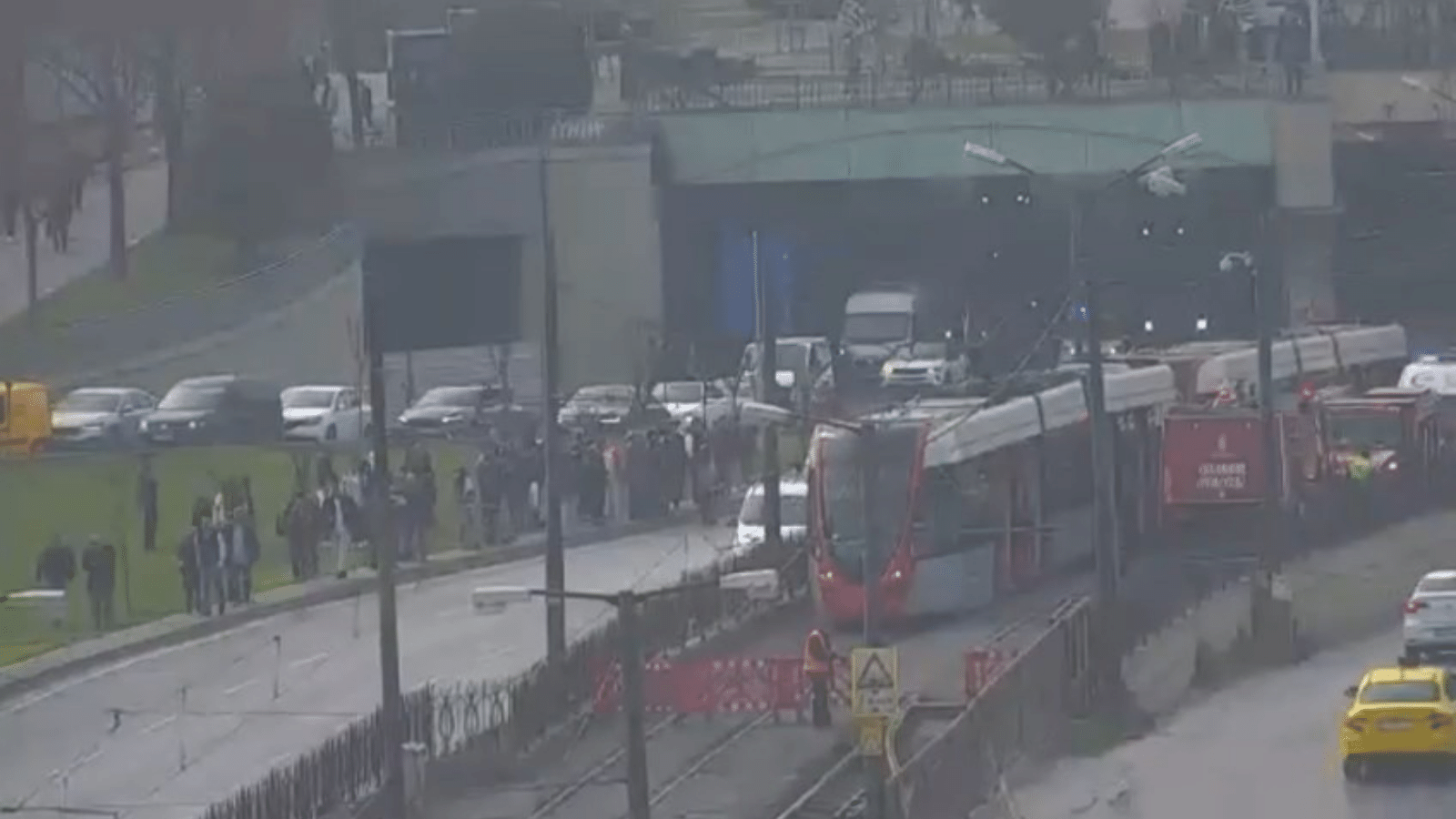 Tramvay yayaya çarptı: Seferler durdu