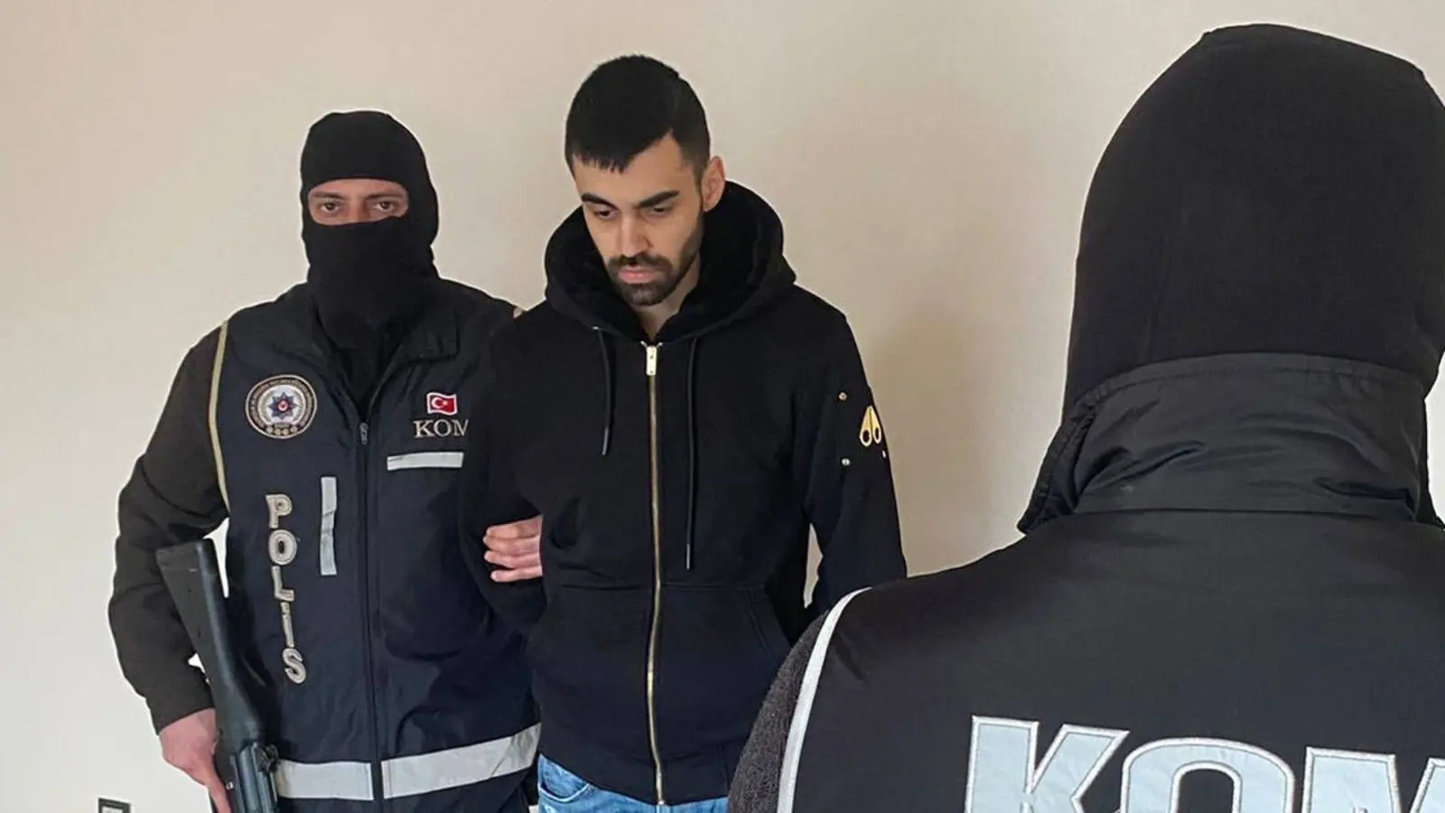 Kırmızı bültenle aranan şüpheli İzmir'de yakalandı