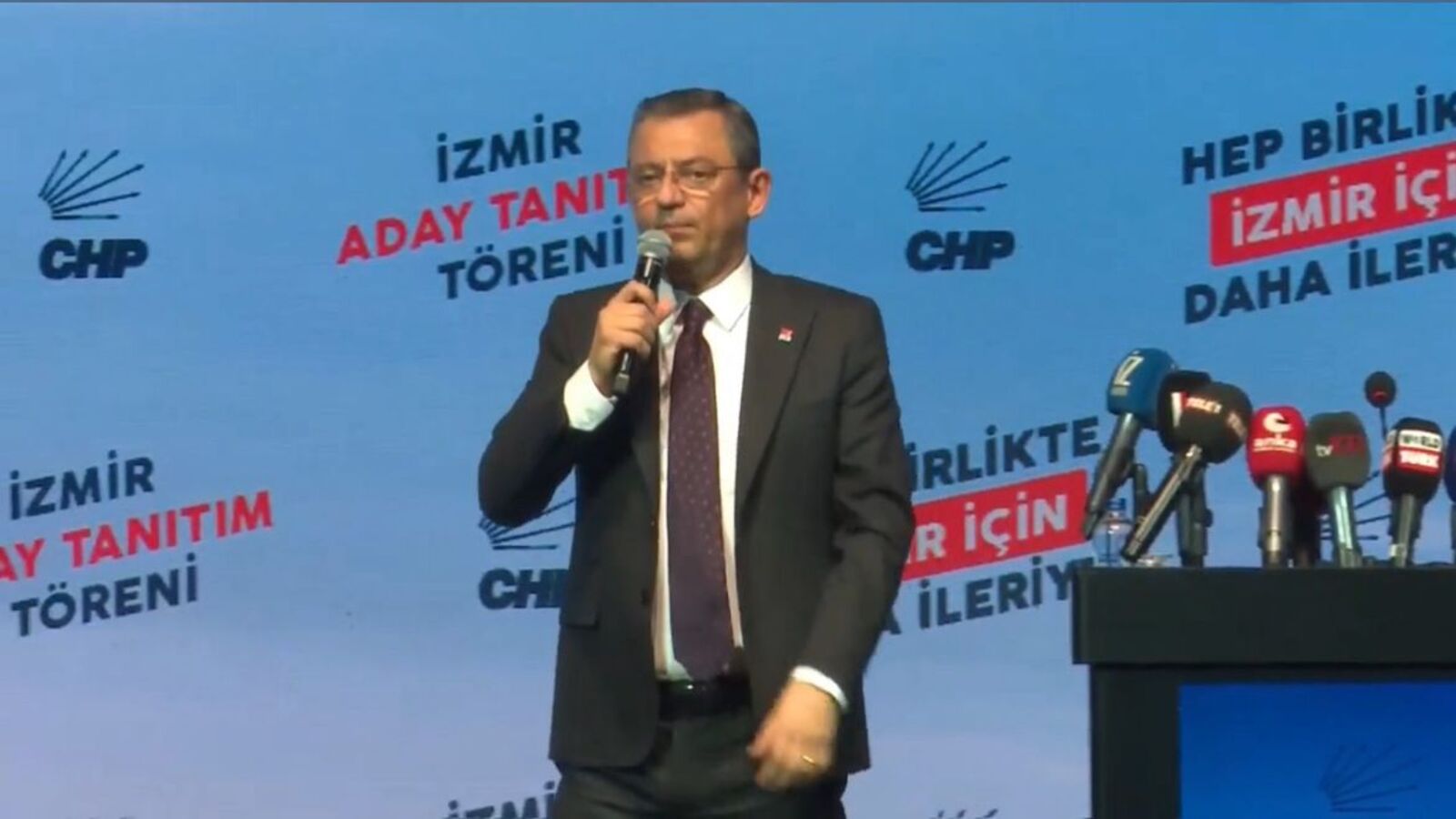 Özgür Özel, CHP'nin İzmir adaylarını tanıtıyor