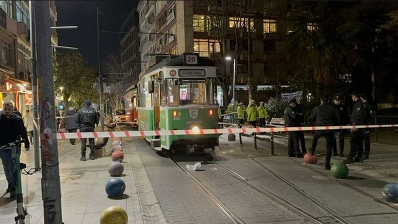 Kadıköy'de bir kadın torununu kurtarırken tramvayın altında ezildi