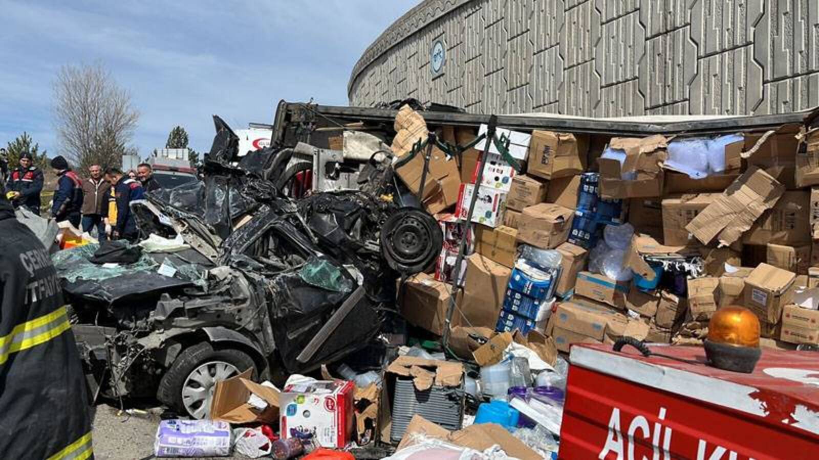 Çankırı'da tır otomobilin üzerine devrildi: 4 can kaybı, 2'si polis 3 yaralı