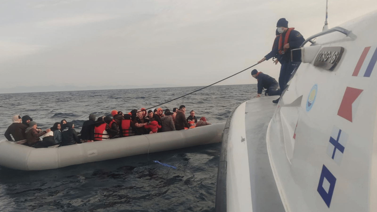 Bozcaada açıklarında, 42 kaçak göçmen kurtarıldı