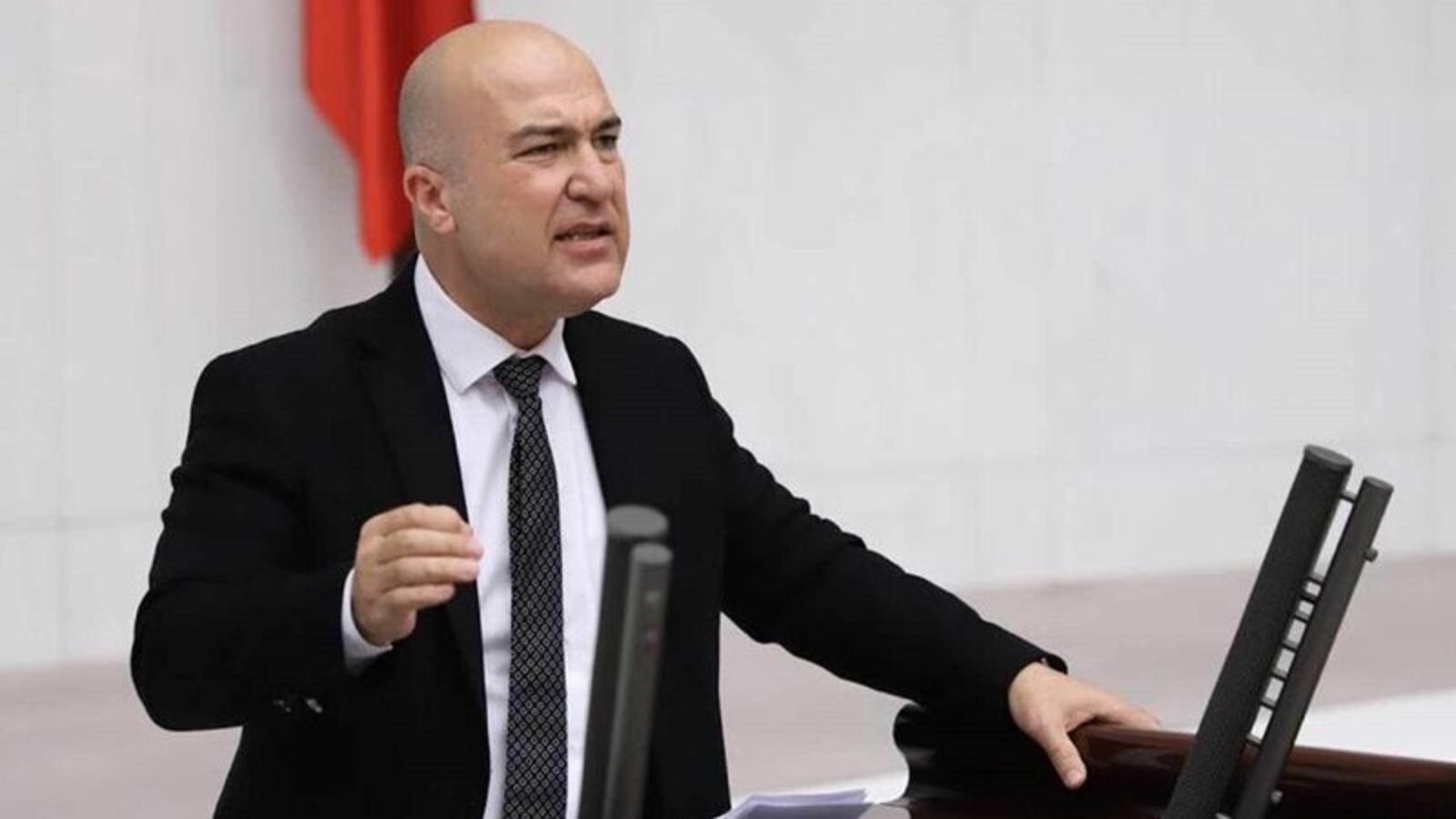 Murat Bakan: Devletin askeri parti liderinin elini öpmez