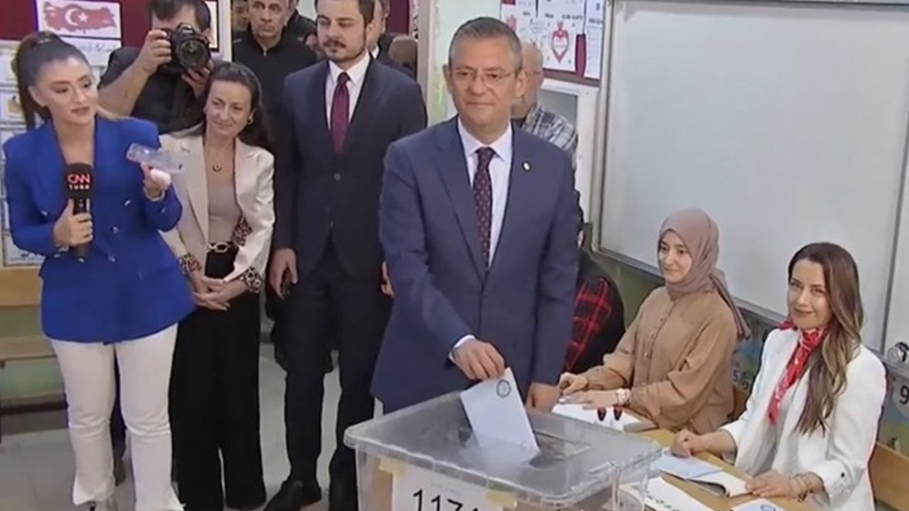 Özgür Özel Manisa'da oyunu kullandı