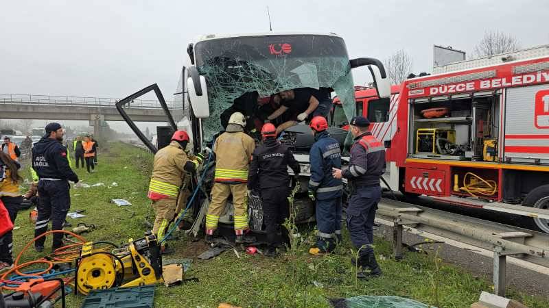 Düzce'de yolcu otobüsü kaza yaptı: 17 yaralı