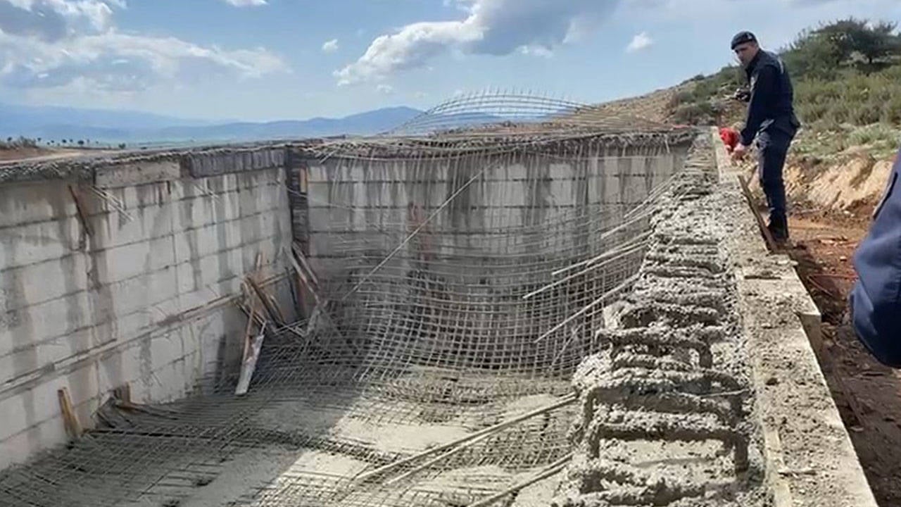 Deprem konutlarında iskele çöktü: 4 işçi yaralı