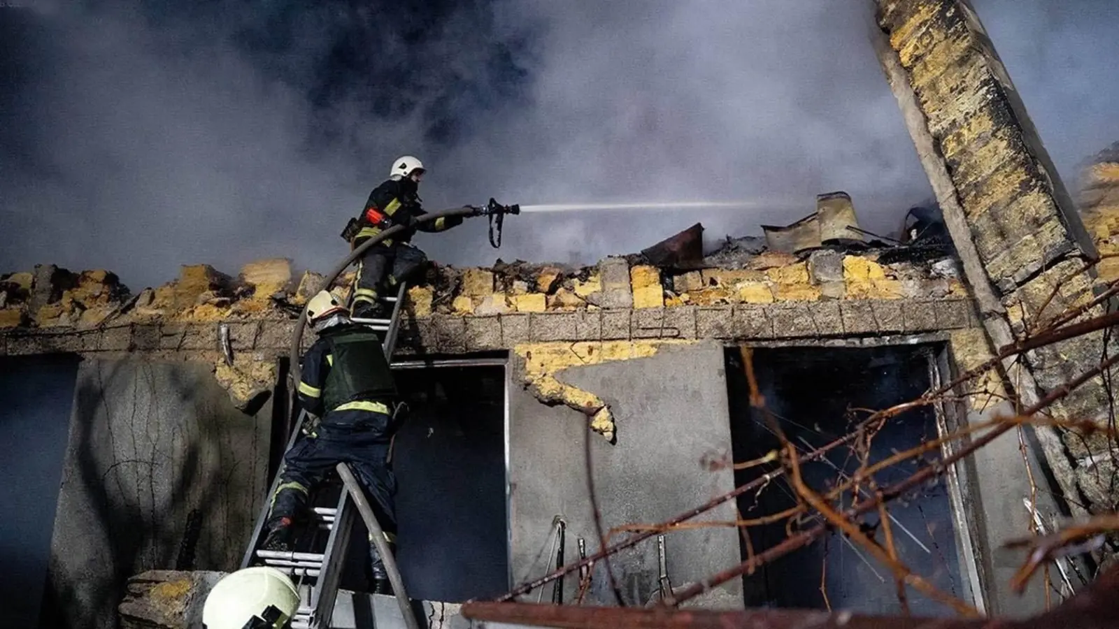 Rusya, Odessa'daki bir apartmanı vurdu: 2 ölü, 8 yaralı