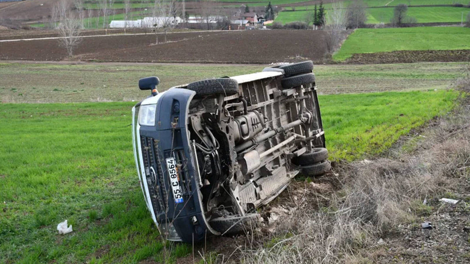 Samsun'da öğrenci servisi devrildi: 19 yaralı