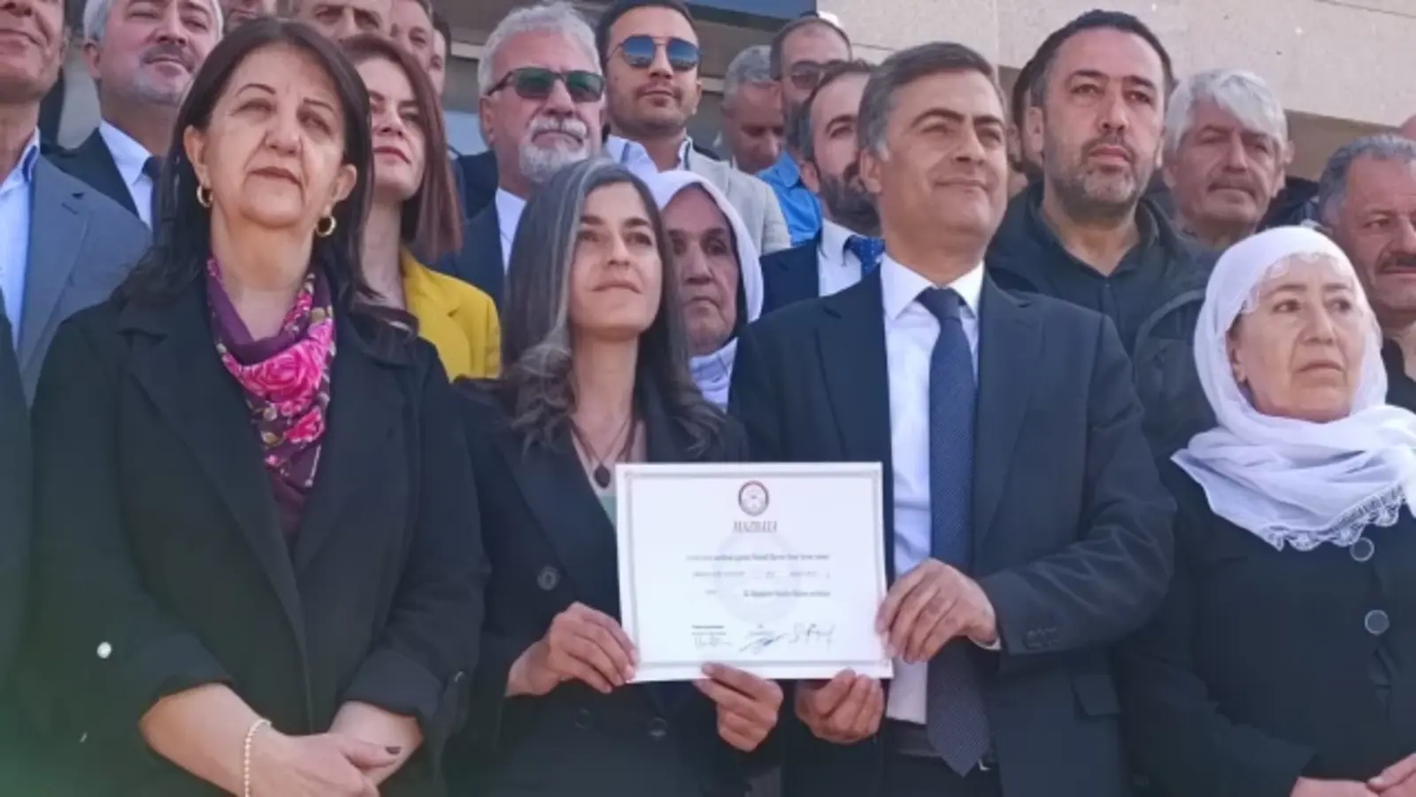 DEM Partili Abdullah Zeydan mazbatasını aldı