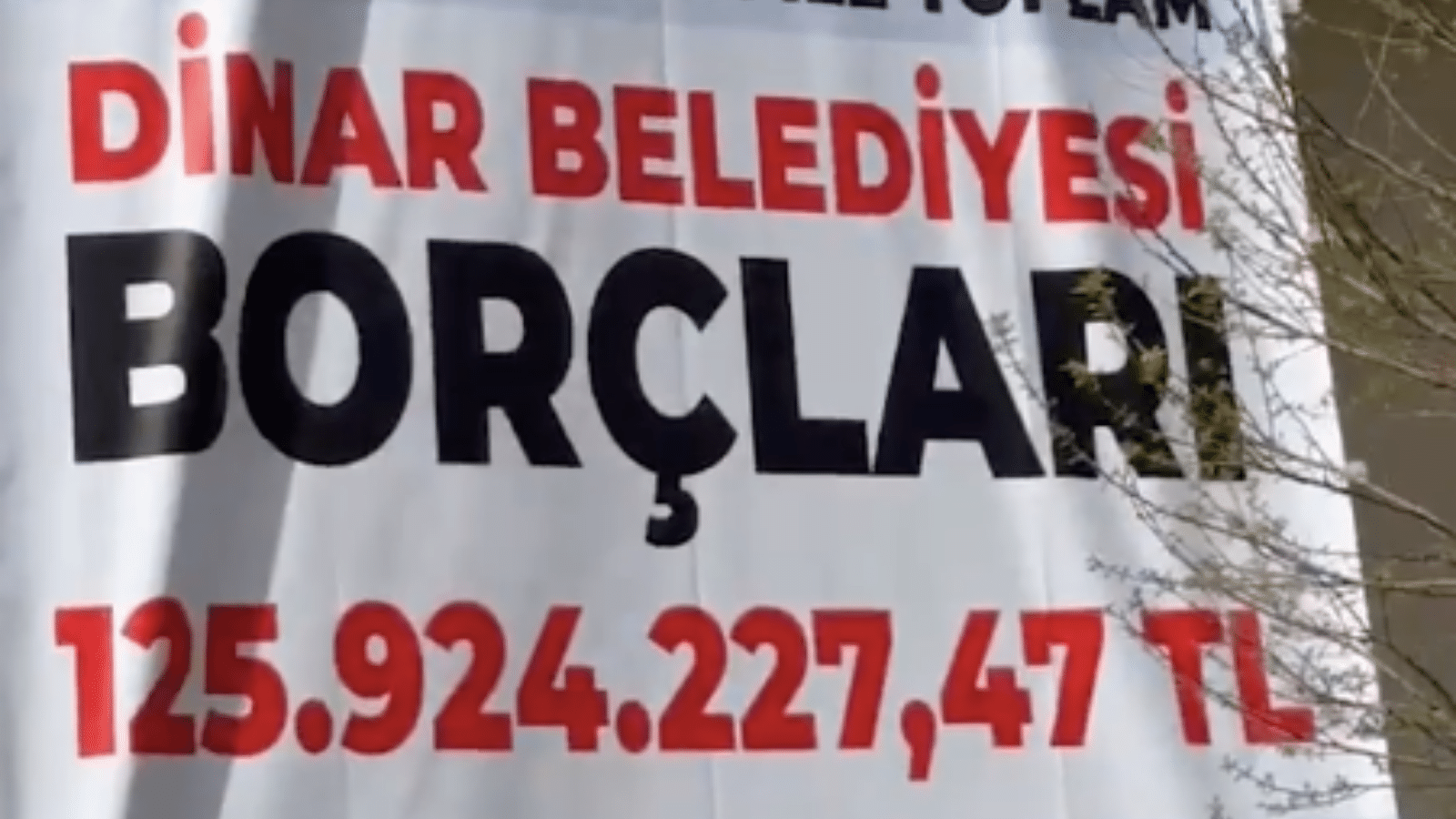 CHP’ye geçen belediye binasına pankart asıldı: 125 milyon TL borç