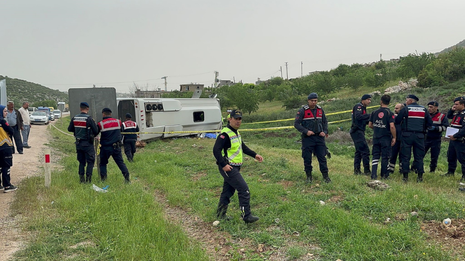 Gaziantep'te minibüs devrildi: 1 ölü, 17 yaralı