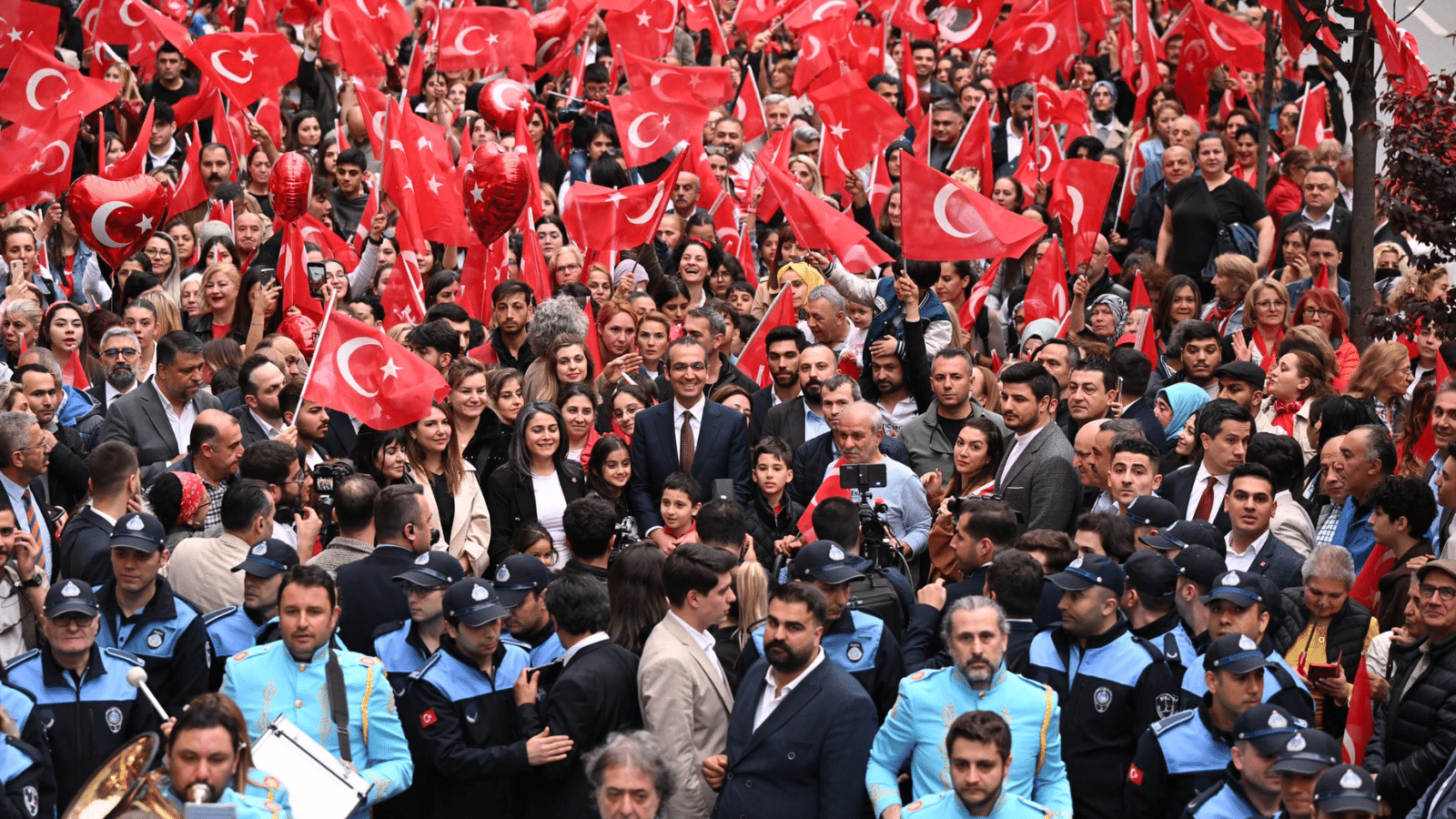 Şişli'de binlerce kişiyle "Bayrak Yürüyüşü" yapıldı