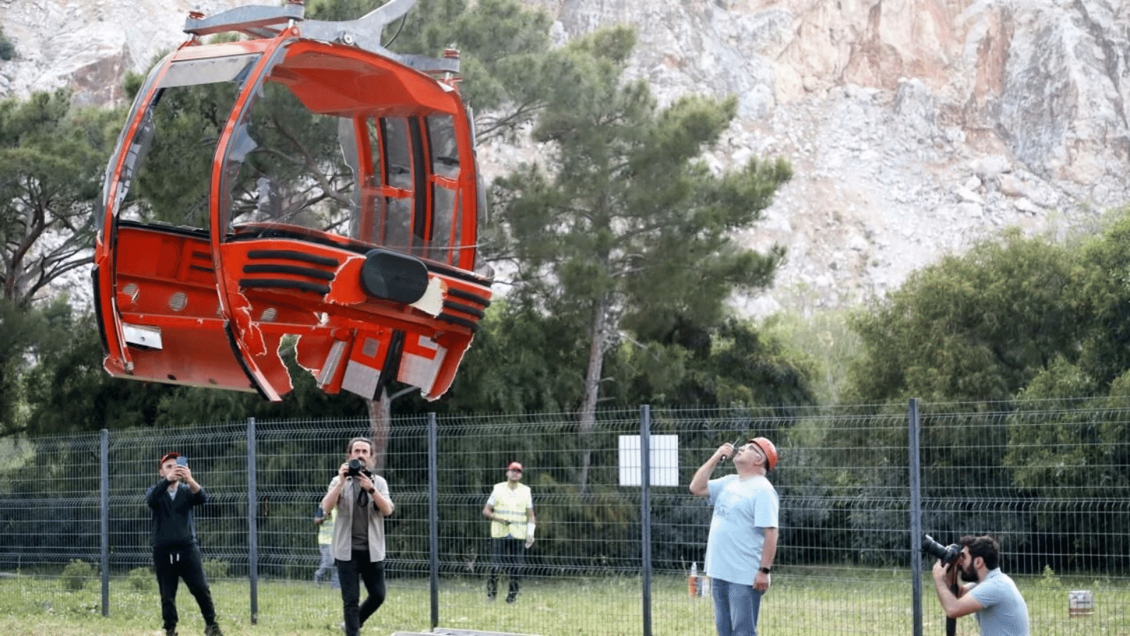 Teleferik kazasında havada asılı kalan kabinler yere indirildi