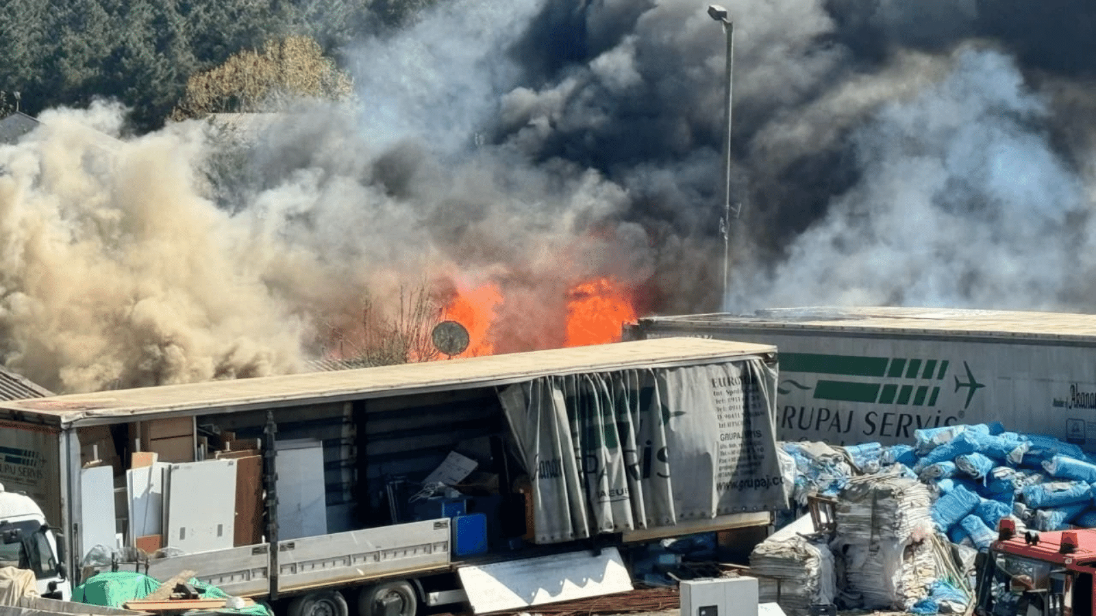 Pendik'te yediemin otoparkında yangın