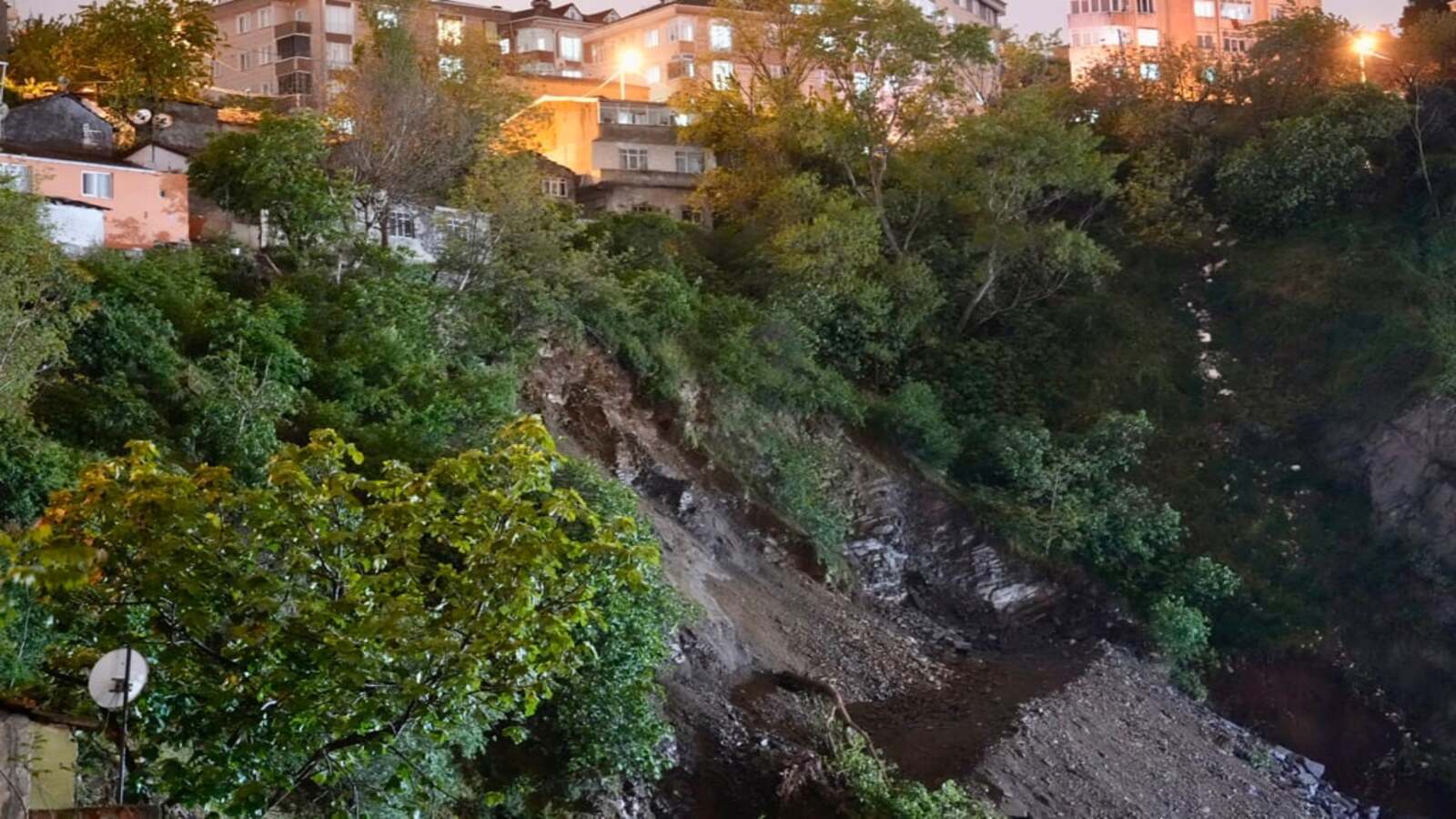 Gaziosmanpaşa'da toprak kayması: 30 ev boşaltıldı