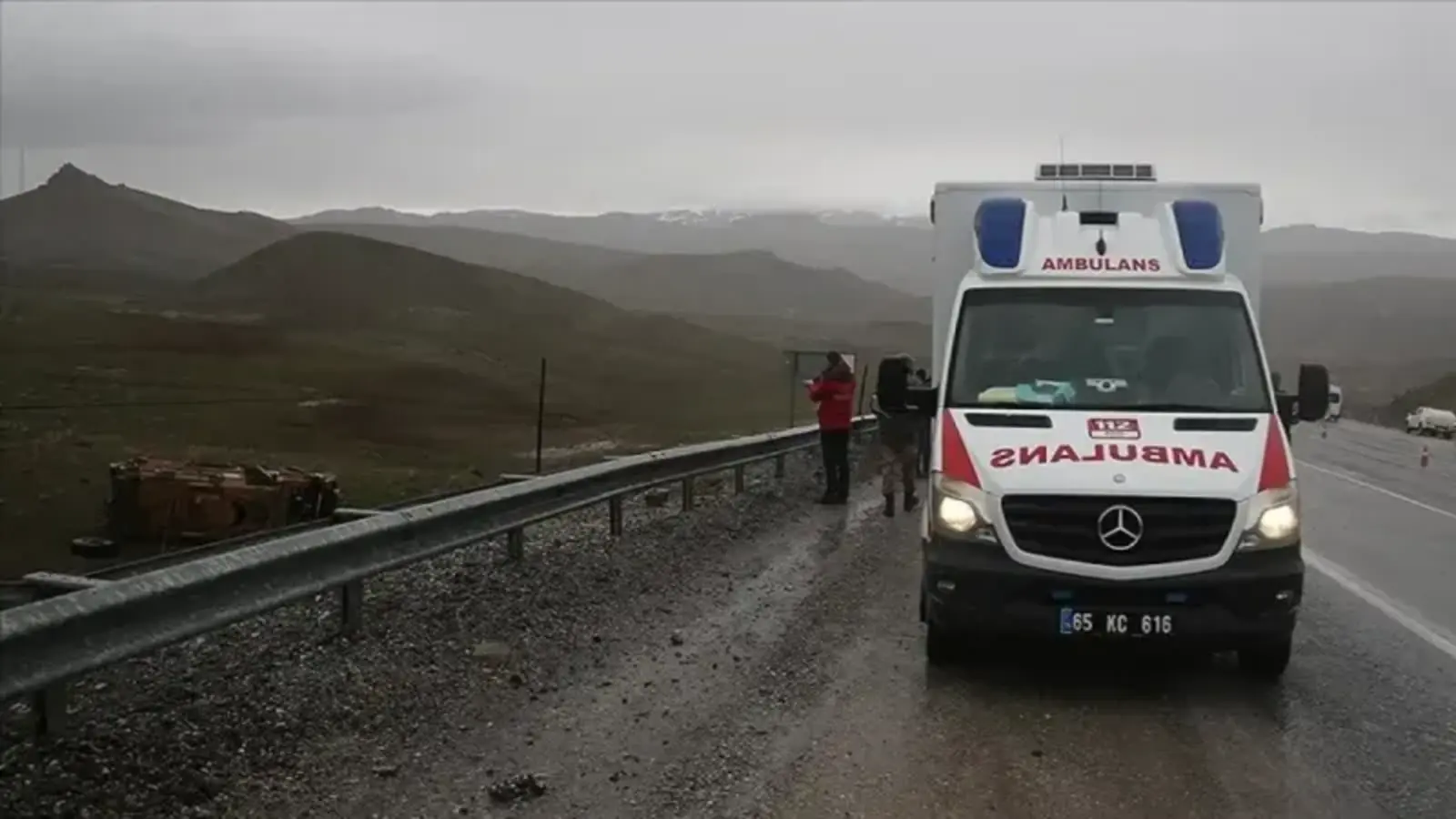 Van'da askeri araç devrildi: 1 asker yaralandı