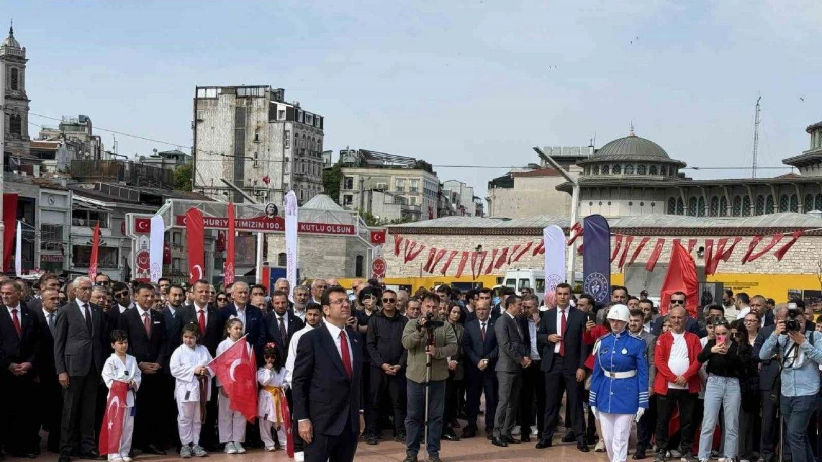 Taksim Meydanı'nda 19 Mayıs töreni düzenlendi