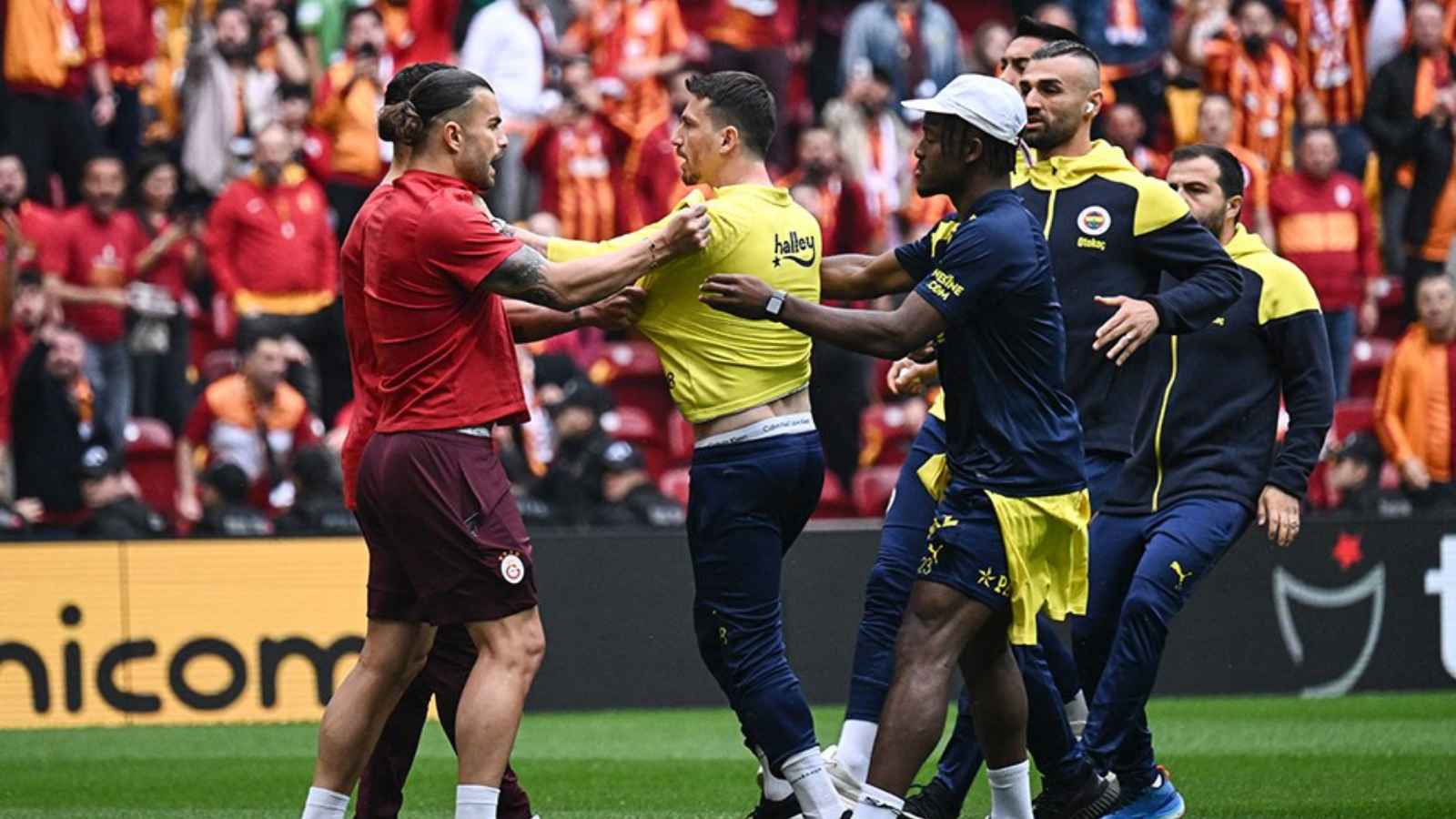 İstanbul Valiliği'nden derbi açıklaması: 5 kişi hakkında adli işlem başlatıldı