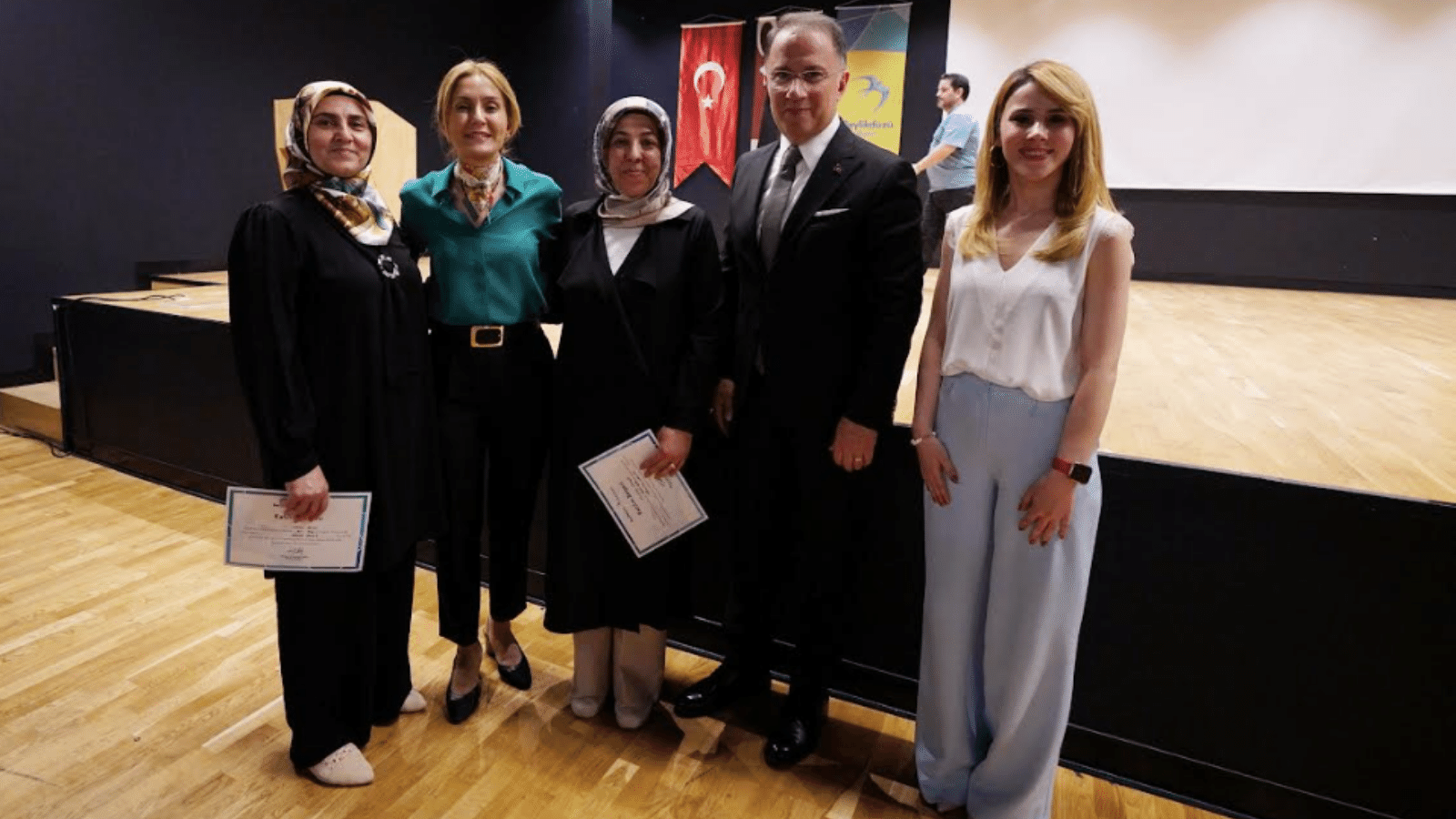 Beylikdüzü Belediyesi'nin okuma yazma kursu yeni mezunlarını verdi