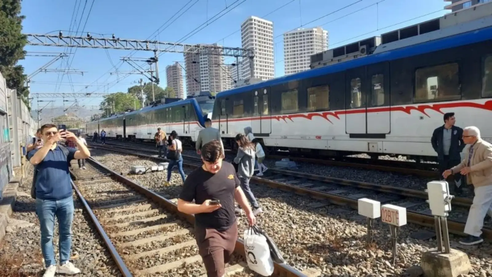 İZBAN raydan çıktı, yolcular tahliye edildi