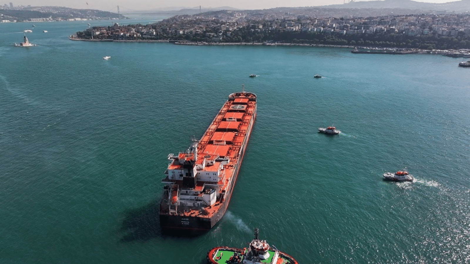 İstanbul Boğazı'nda karaya oturan yük gemisi kurtarıldı