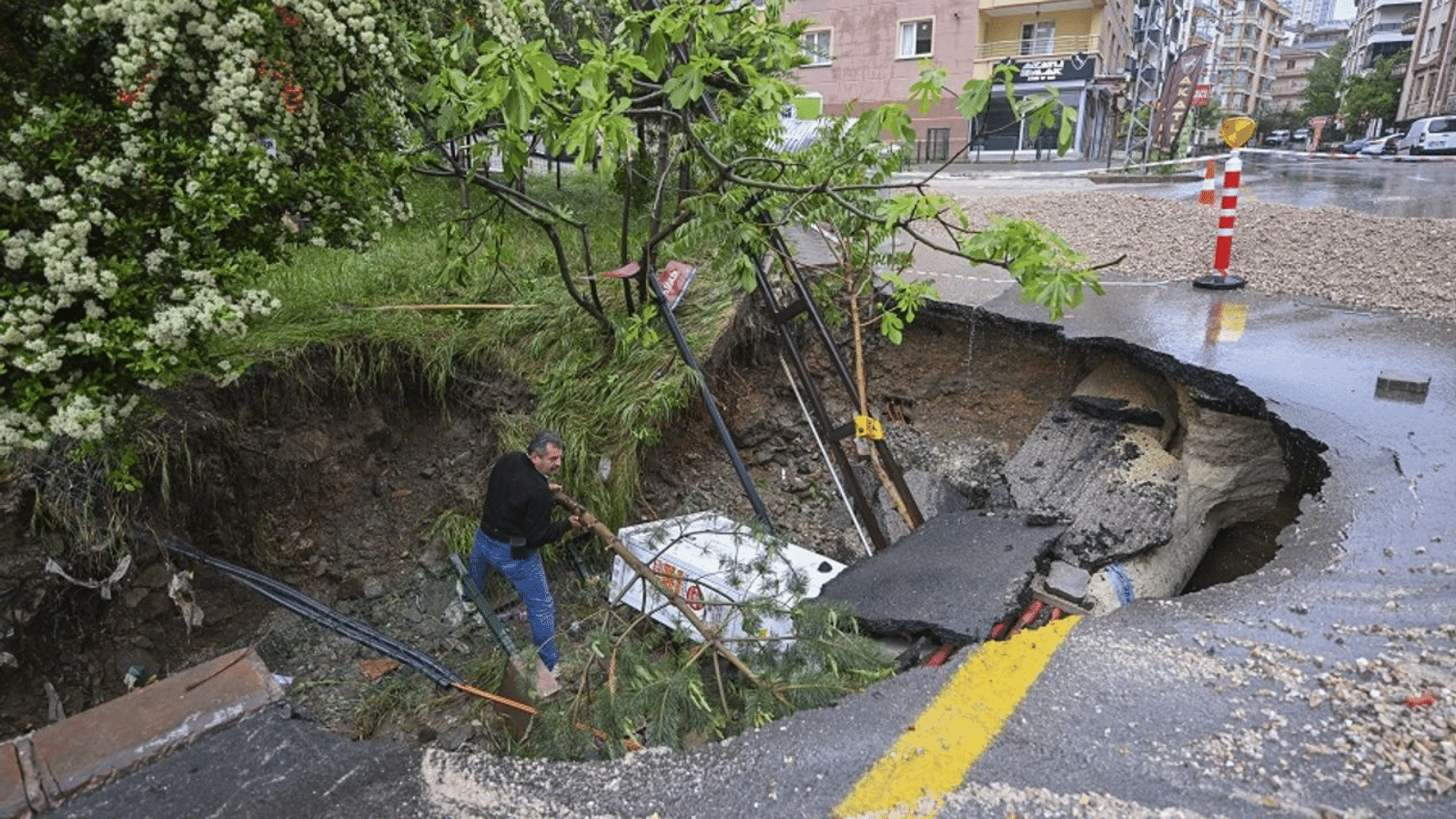 Ankara'da etkili olan sağanak nedeniyle Yenimahalle'de yol çöktü