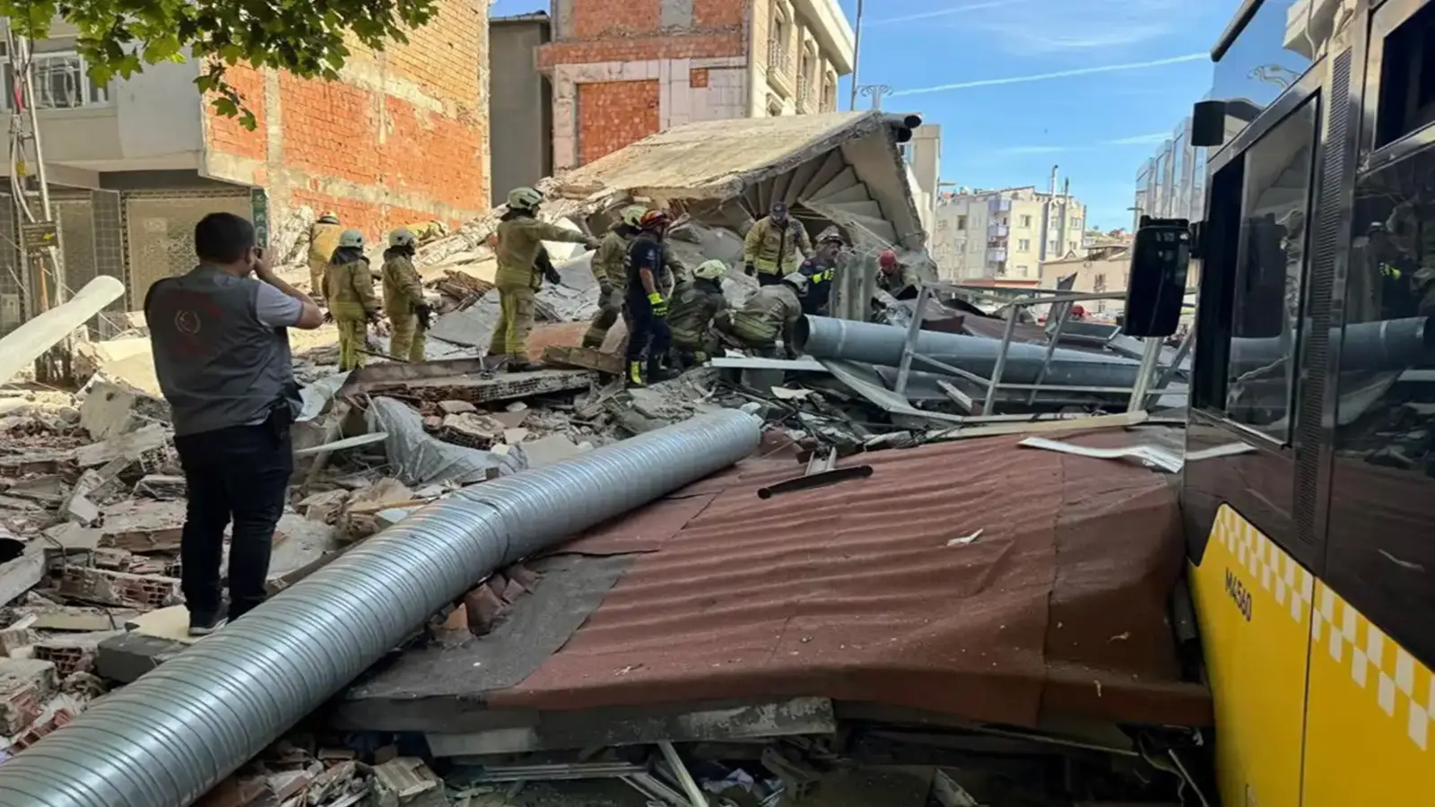 Küçükçekmece'de çöken bina ile ilgili gözaltındaki şüpheliler adliyeye sevk edildi