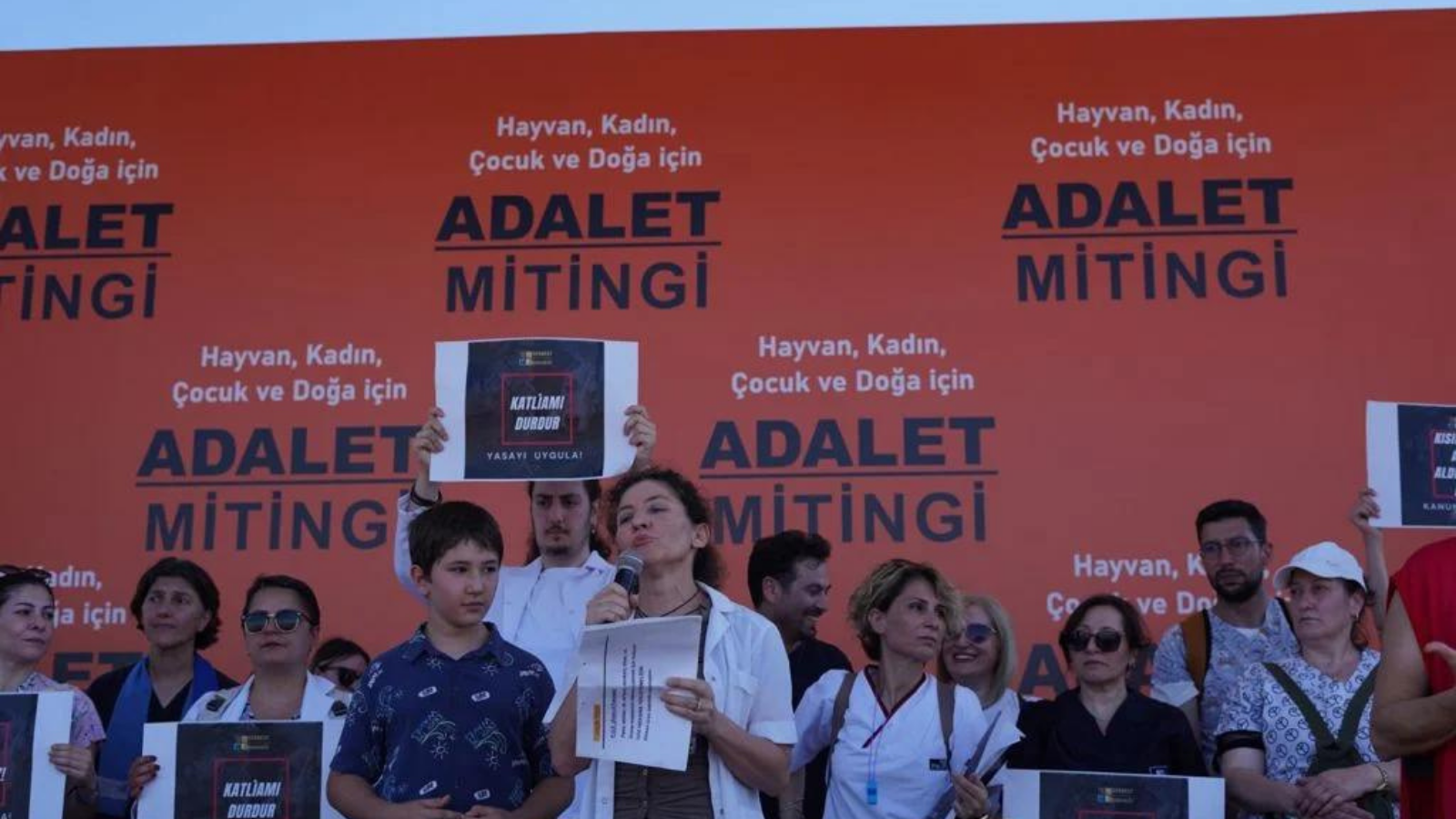 Hayvan hakları savunucuları miting düzenledi