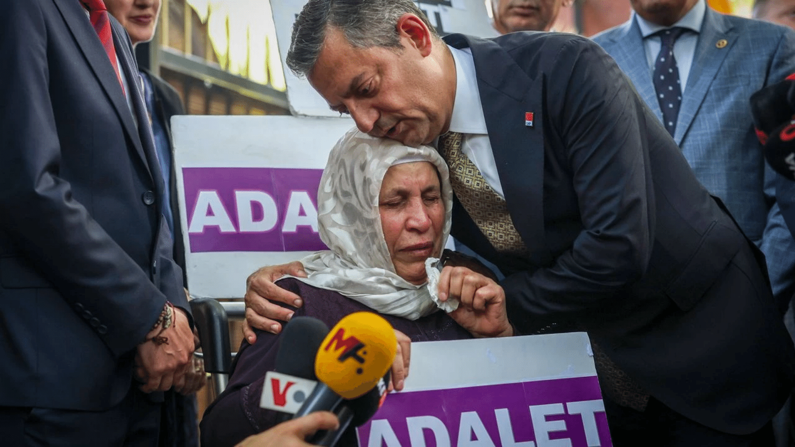 Özgür Özel, Emine Şenyaşar'ı ziyaret etti