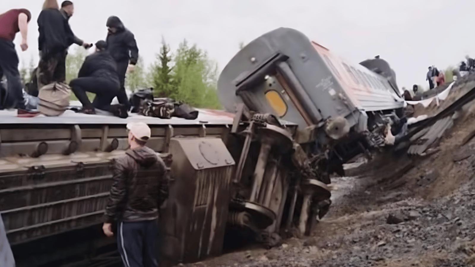 Rusya'da tren raydan çıktı: En az 70 yaralı