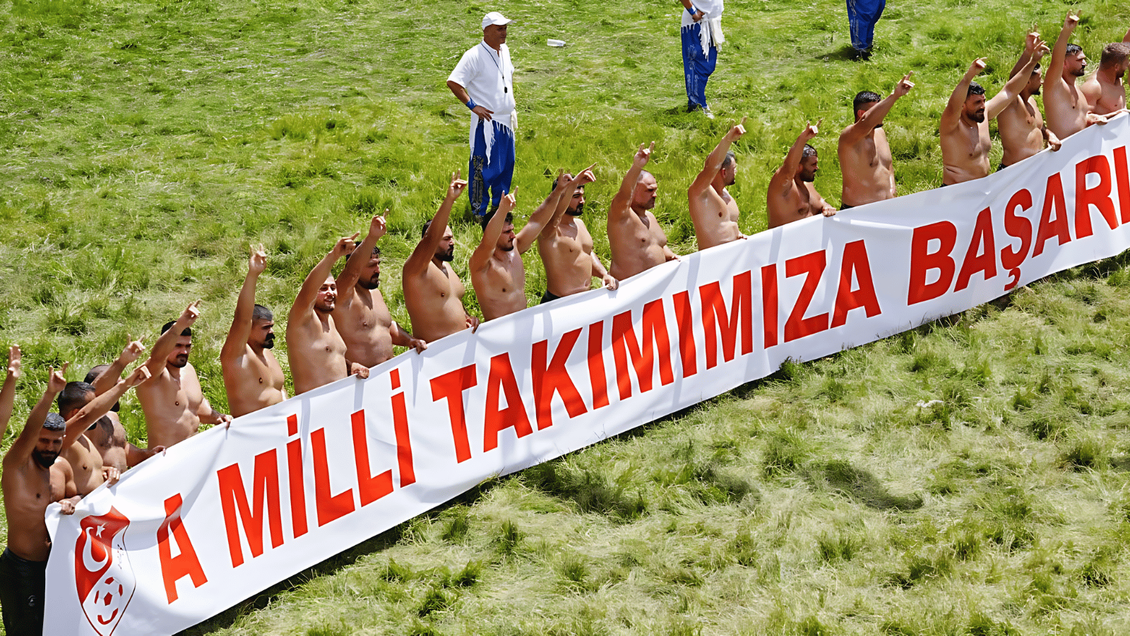 Başpehlivanlar er meydanında "Bozkurt" işareti yaptı