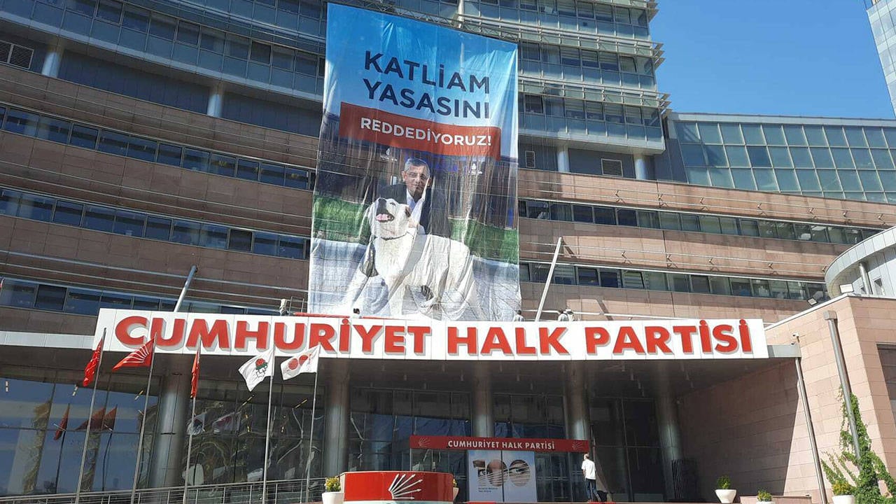 CHP Genel Merkezi'ne "Katliam yasasını reddediyoruz" pankartı asıldı