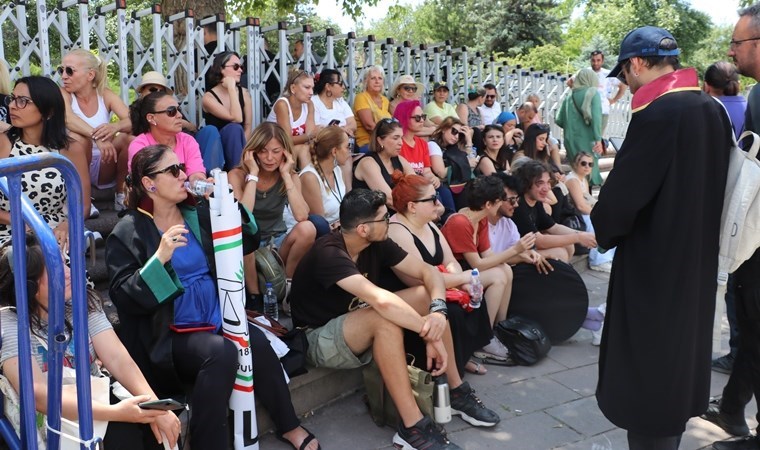 Hayvanların uyutulması düzenlemesi Meclis önünde protesto edildi