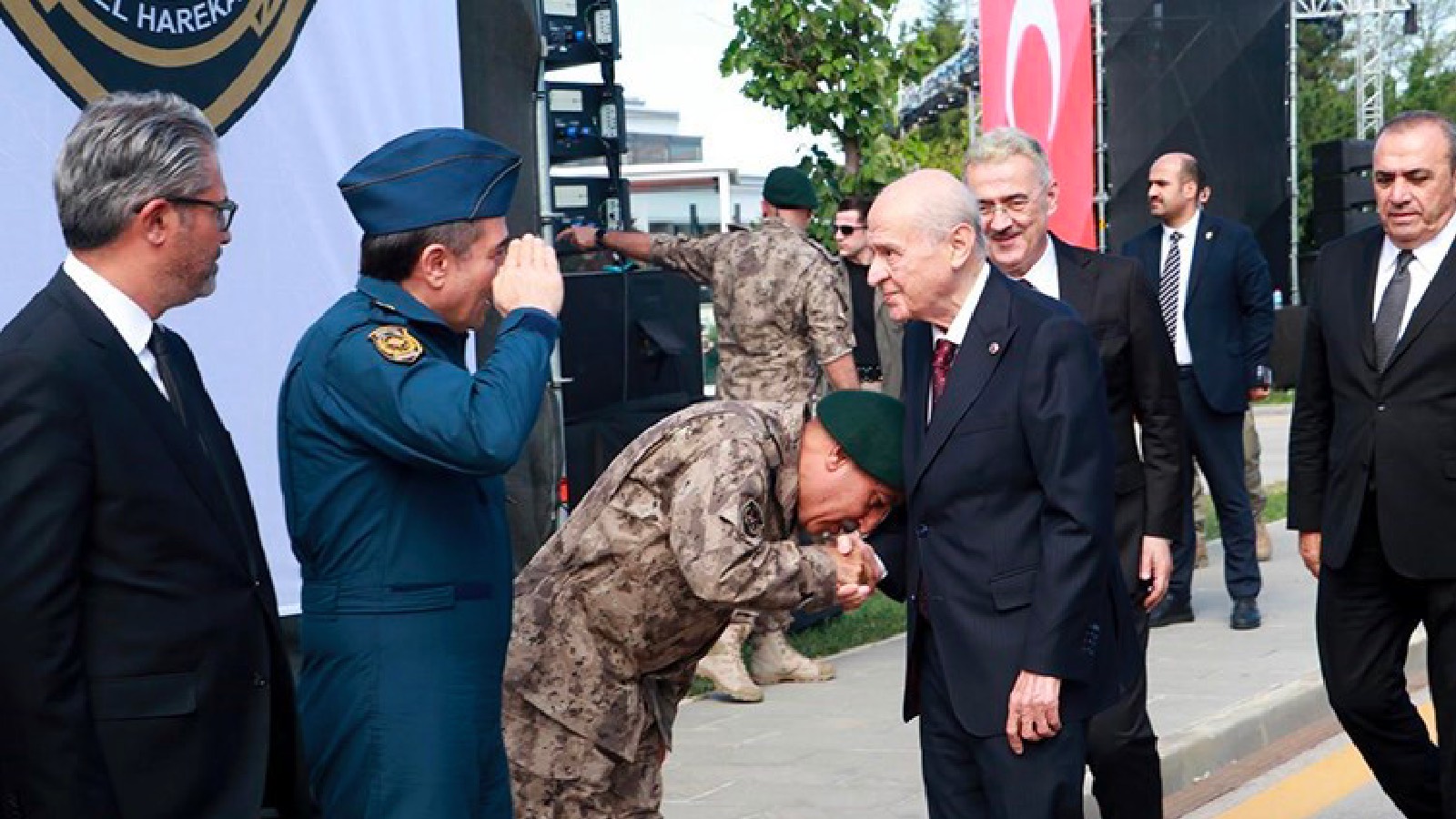 Özel Harekat Başkanı Süleyman Karadeniz, Bahçeli'nin elini öptü